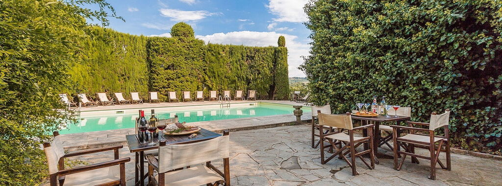 Piscina del castello di Montegufoni