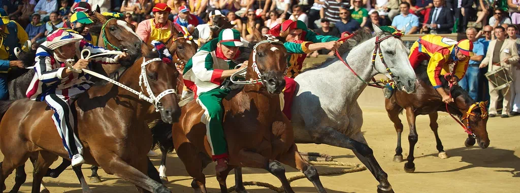 Corsa dei cavalli al palio di Siena