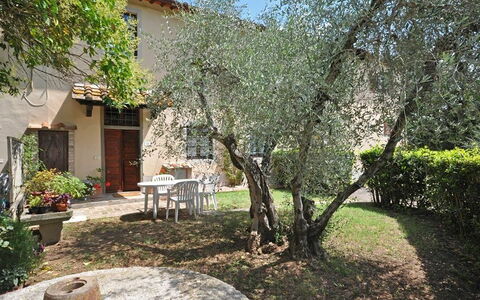 Accommodation Archi: Building Exterior, Garden