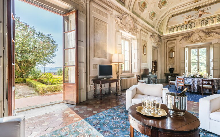 Accommodation Galleria: Dining Room, Living Room