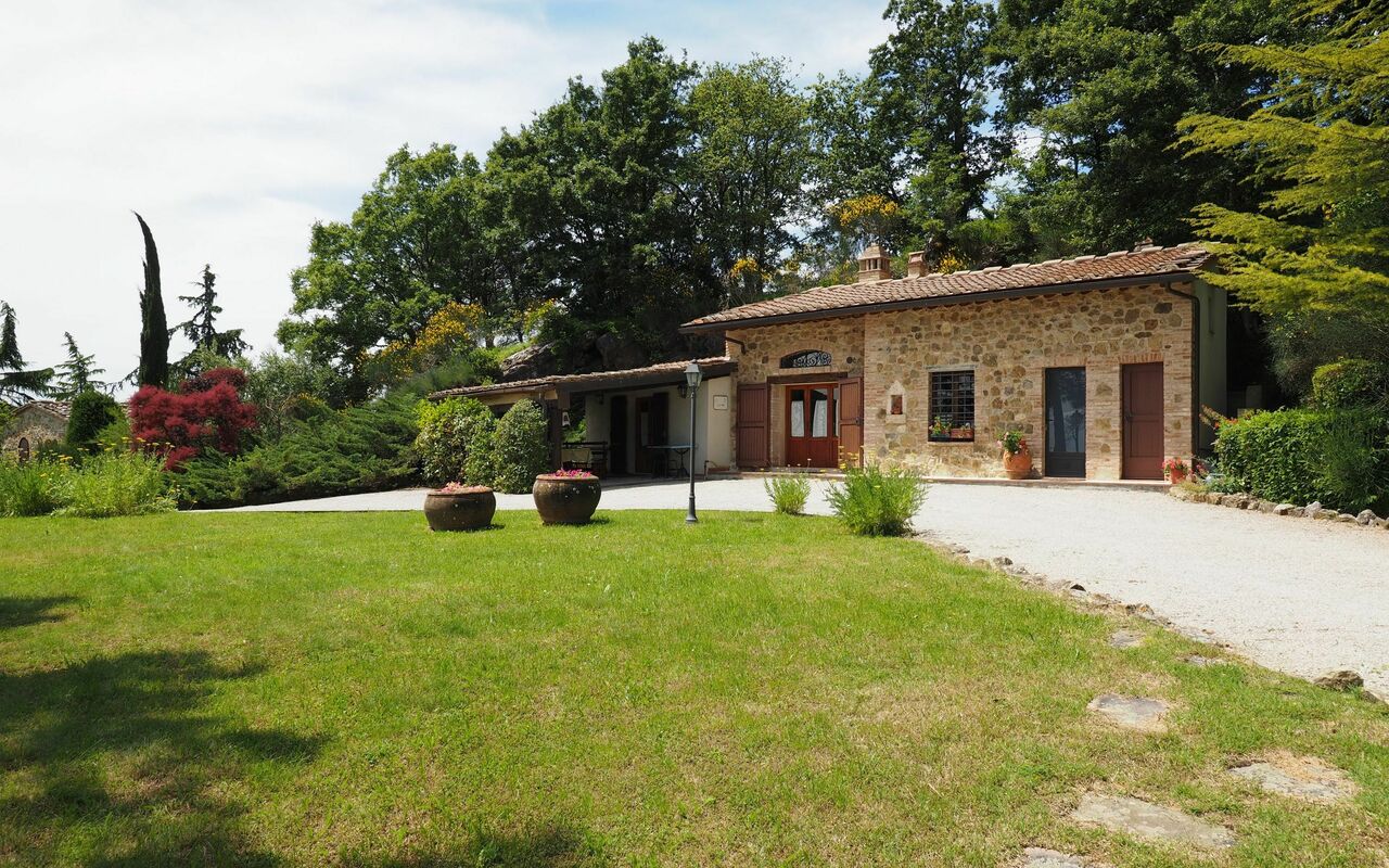 Accommodation Cornocchio 4: Building Exterior, Garden