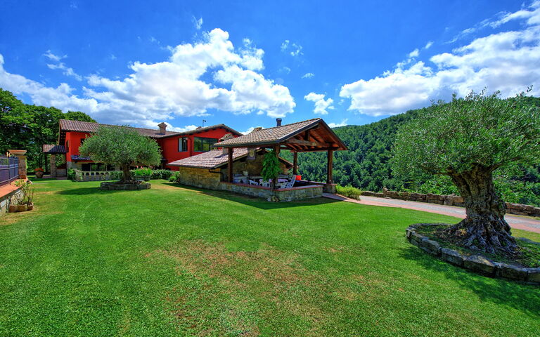 Villa Contessa: Building Exterior, Garden