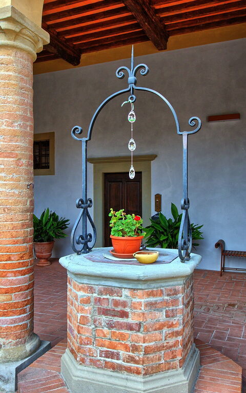 Certaldo: Building Exterior