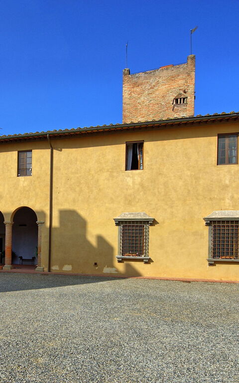 Certaldo: Building Exterior