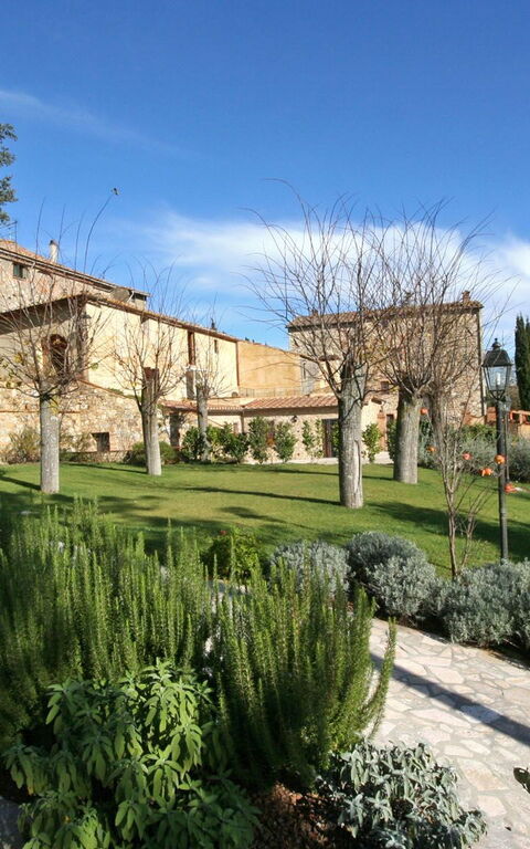 Dante: Building Exterior, Garden