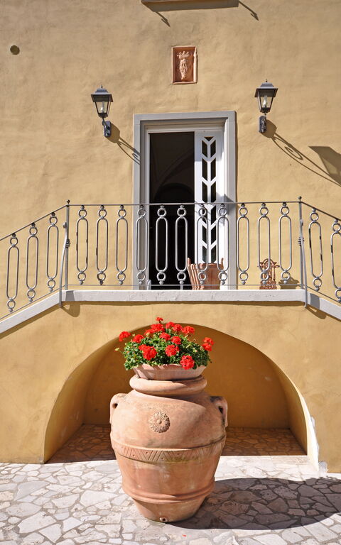 Dante: Building Exterior, Dining Room