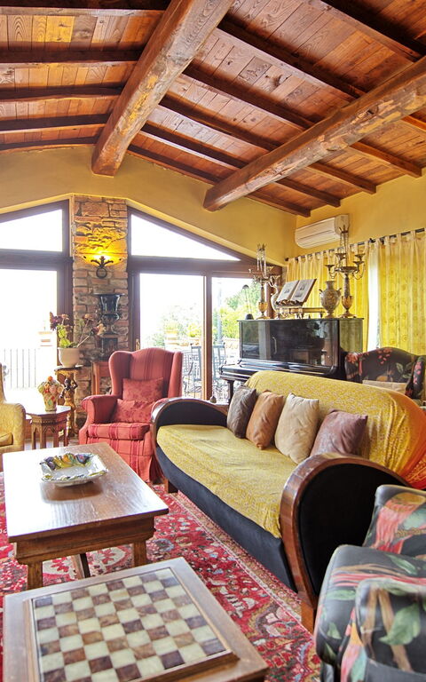 Casa Vania: Living Room