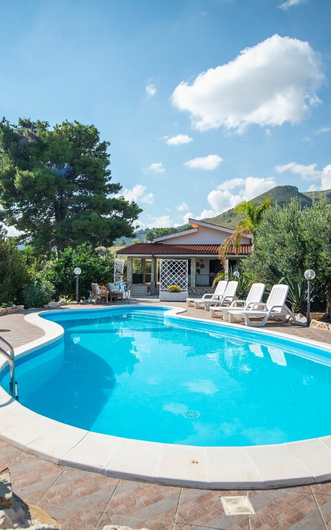 Villa Contrada: Outdoor, Pool