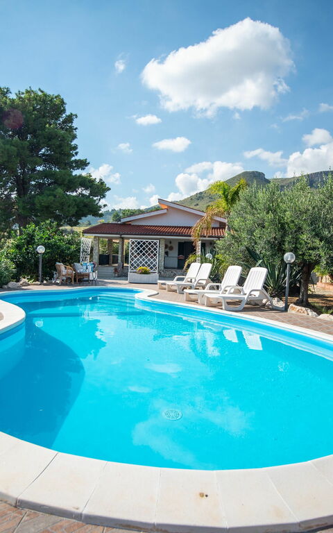 Villa Contrada: Outdoor, Pool