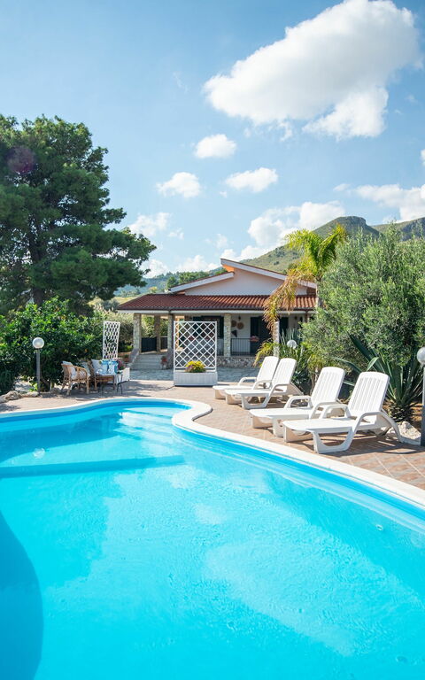 Villa Contrada: Outdoor, Pool