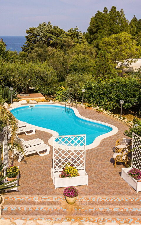 Villa Contrada: Outdoor, Pool