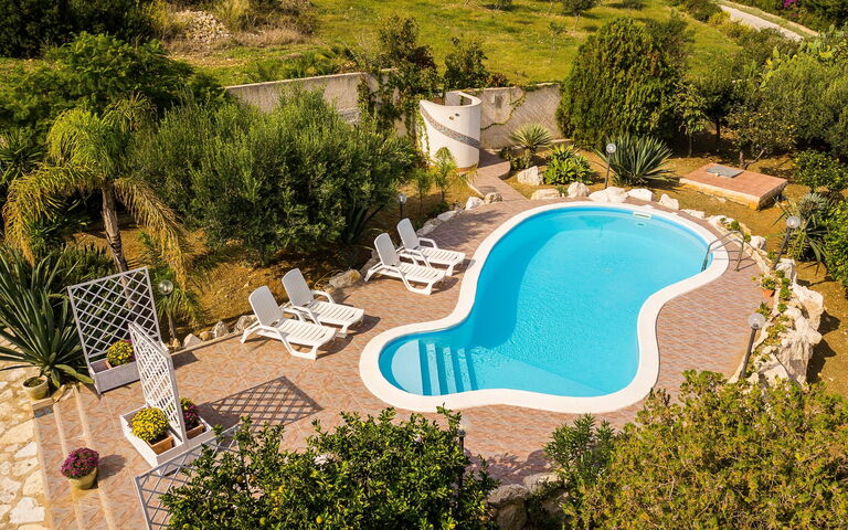 Villa Contrada: Outdoor, Pool