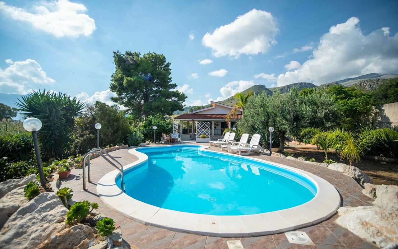 Villa Contrada: Outdoor, Pool