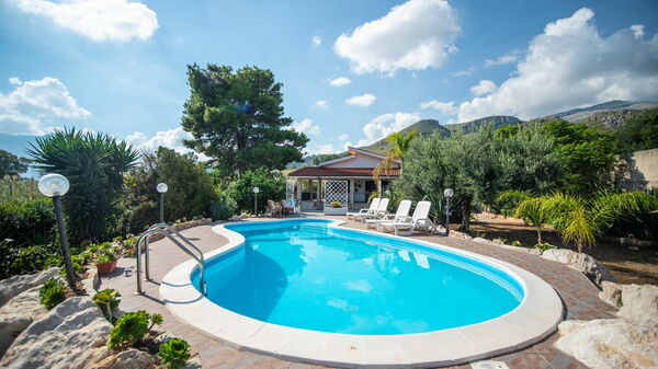 Villa Contrada: Outdoor, Pool