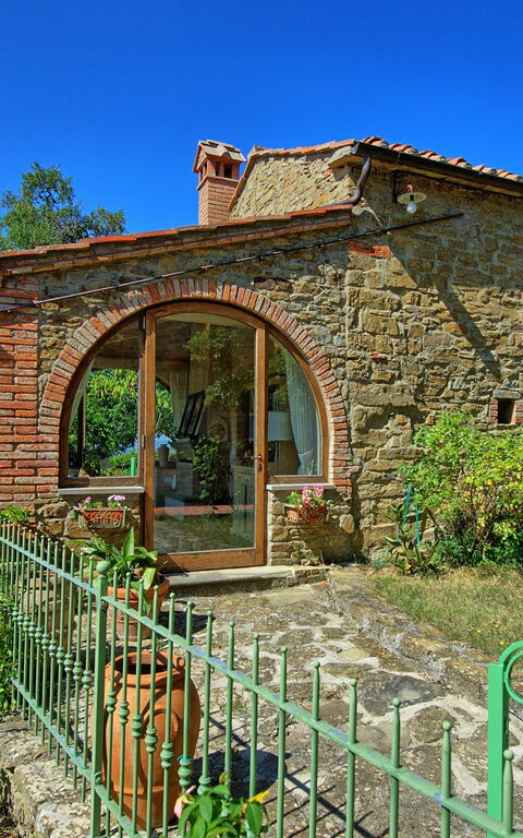 Gellino: Building Exterior, Garden