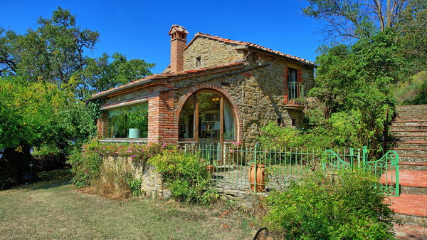 Gellino: Building Exterior, Garden