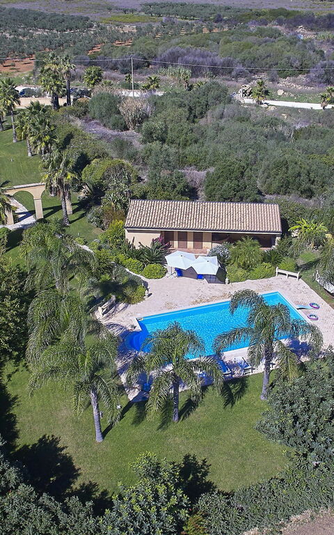 Villa Oasi: Pool, Scenic View
