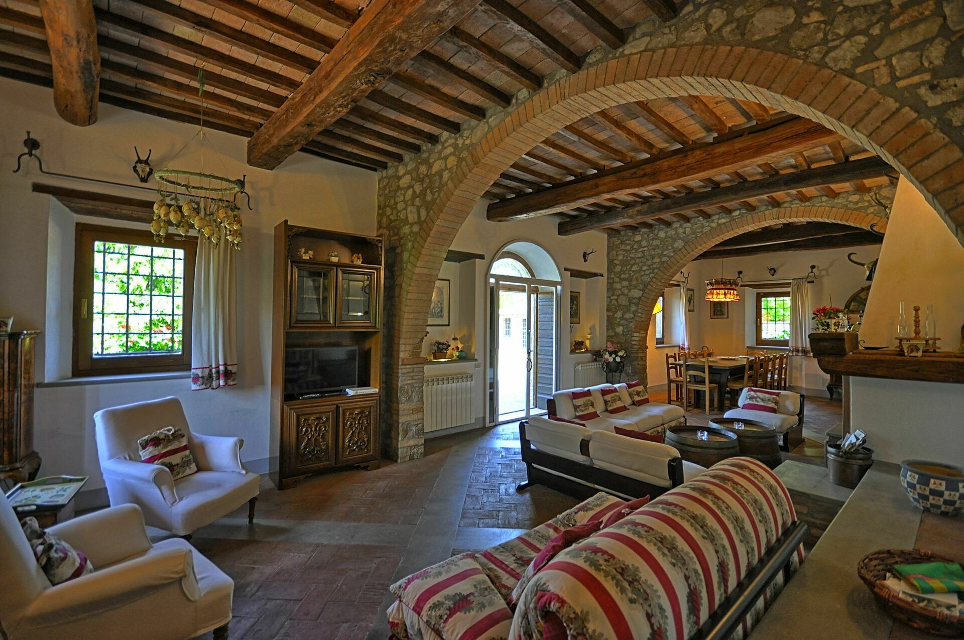 Holiday villa with pool in country Villa Cecilia