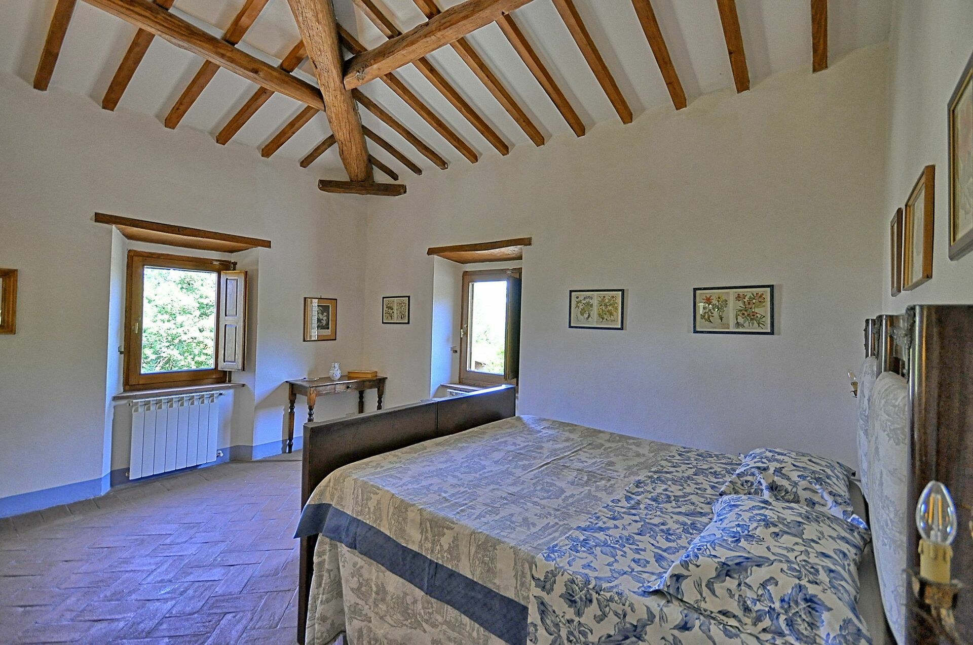 Holiday villa with pool in country Villa Cecilia
