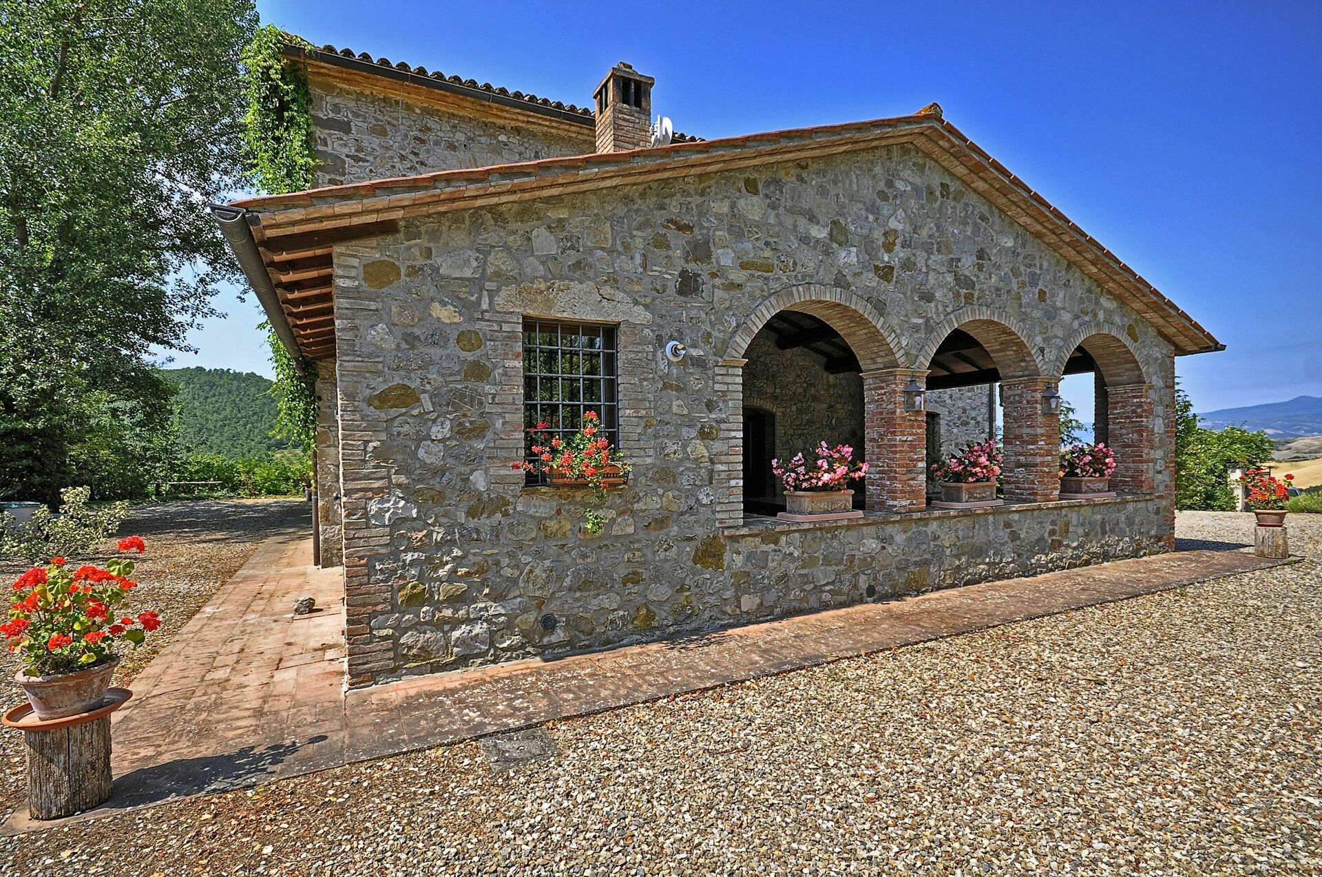 Holiday villa with pool in country Villa Cecilia