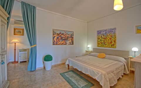 Accommodation Ovile: Bedroom, Dining Room, Kitchen, Living Room