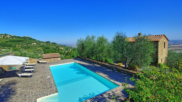 Villa Montalcino: Pool, Scenic View