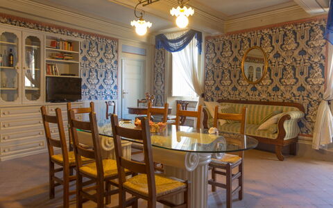 Accommodation Conte: Dining Room, Living Room