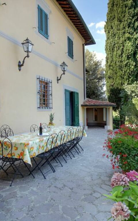 Villa Stolli: Building Exterior