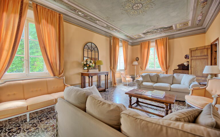 Villa Fiamma: Living Room