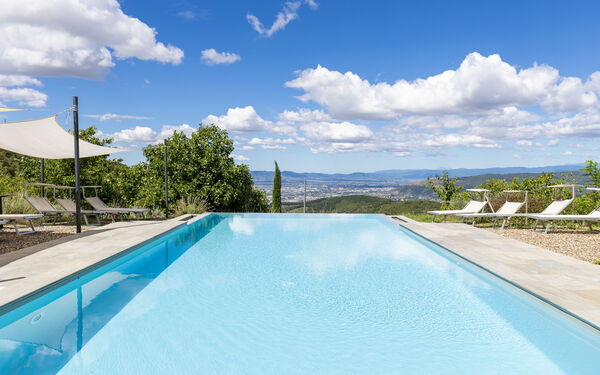 Villa Tenuta Lonciano: Outdoor, Pool, Scenic View