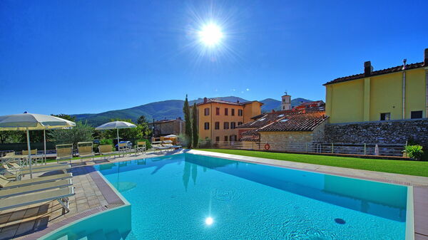 Flavia: Outdoor, Pool