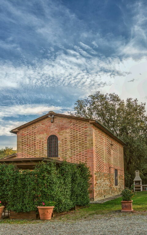 Montaione: Building Exterior