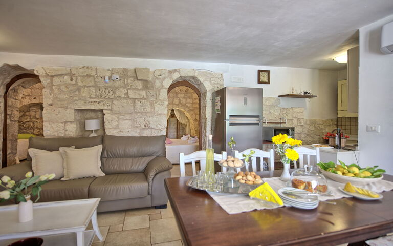Trullo Santo Stefano: Dining Room, Kitchen, Living Room