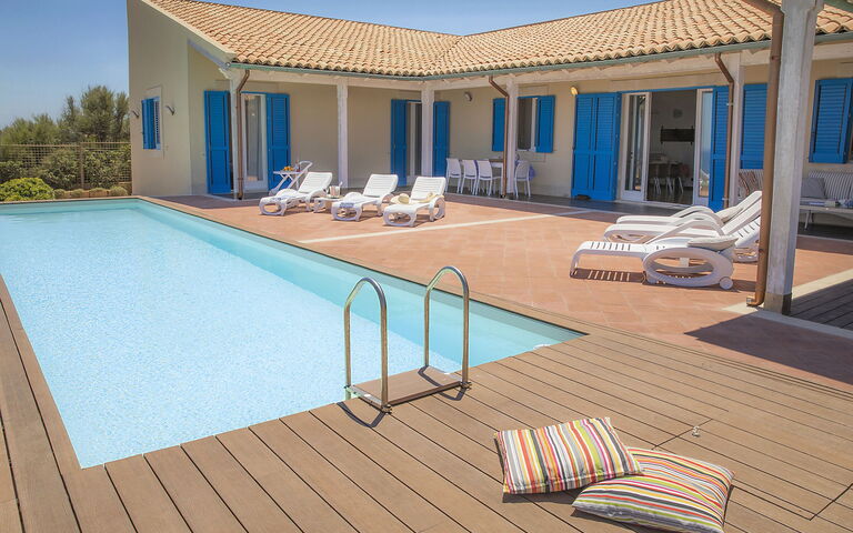 Villa Ala: Outdoor, Pool