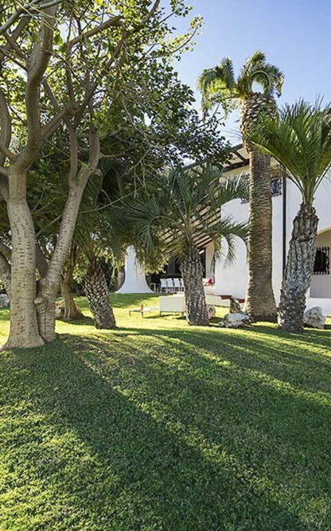 Blu Moon: Building Exterior, Garden, Outdoor