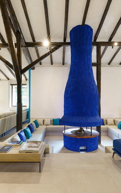 Blu Moon: Common Room, Living Room