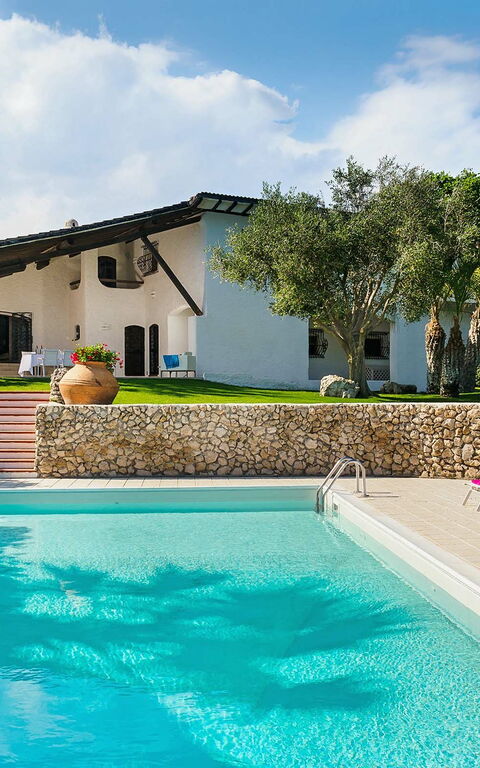 Blu Moon: Building Exterior, Garden, Pool