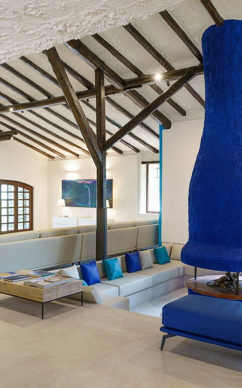 Blu Moon: Common Room, Living Room