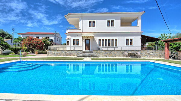 Acharavi Beach Villa: Outdoor, Pool, Summer