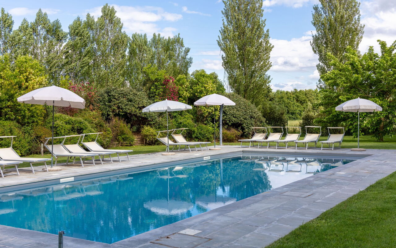 Villa Cangeli: Outdoor, Pool