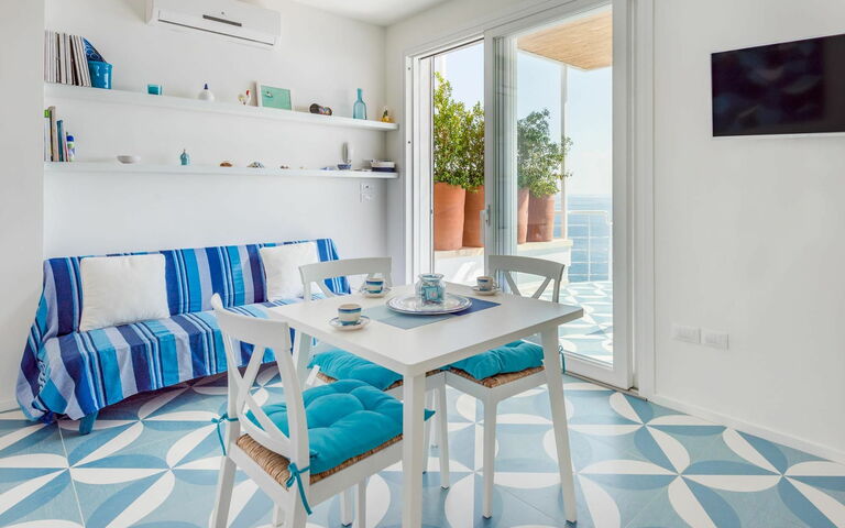 Villa Infinity: Dining Room, Living Room