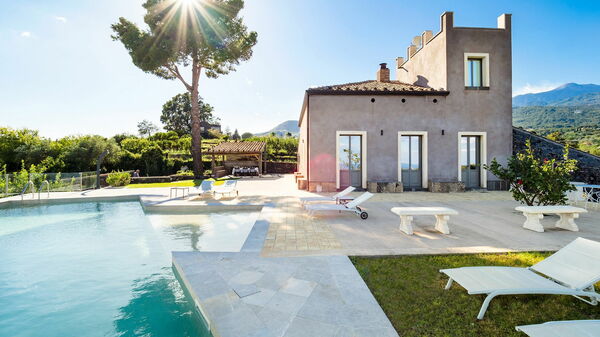 Villa Torre Etnea: Outdoor, Pool