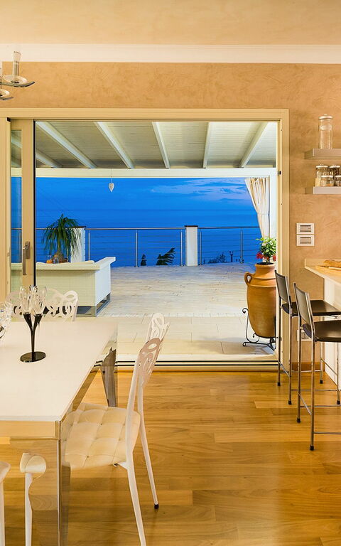 Villa Luce: Dining Room, Kitchen