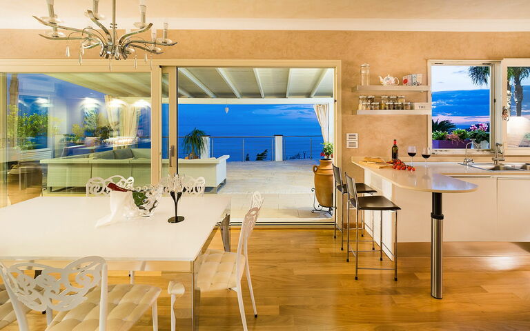 Villa Luce: Dining Room, Kitchen