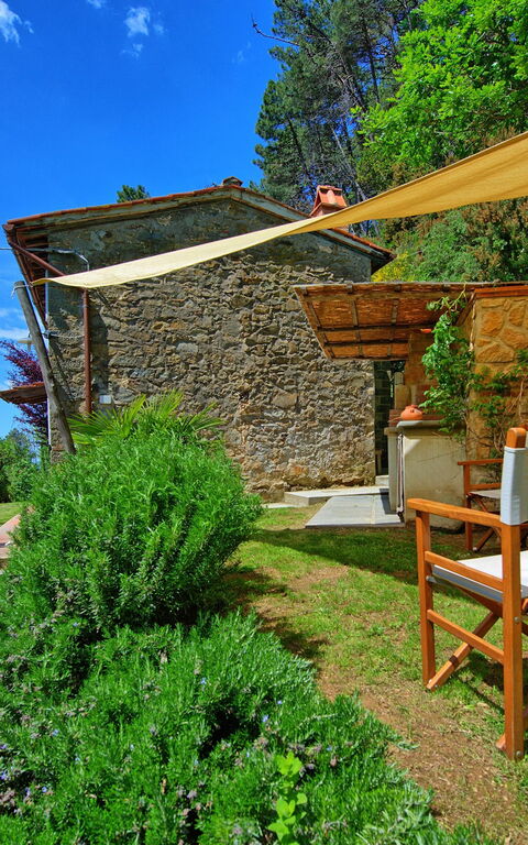 Casale Di Cozzile: Building Exterior, Garden