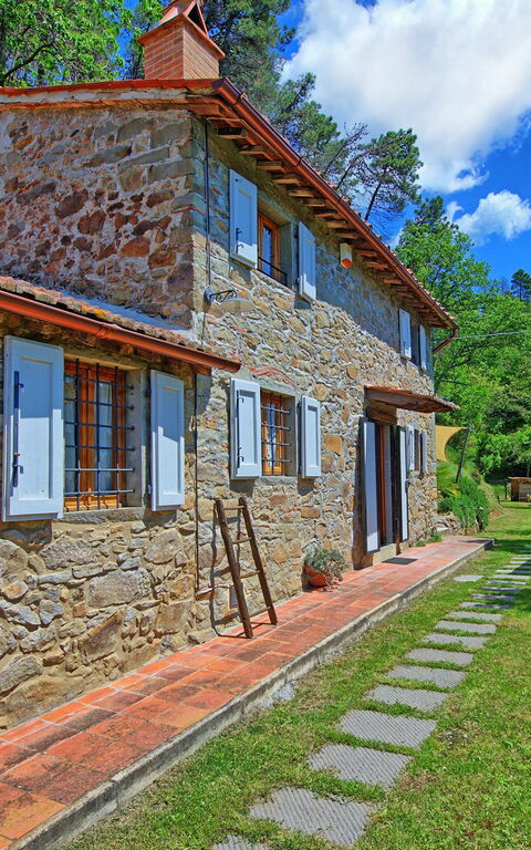 Casale Di Cozzile: Building Exterior, Garden