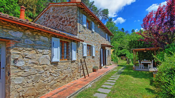 Casale di Cozzile: Building Exterior, Garden