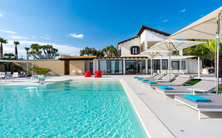 Villa Camemi: Building Exterior, Outdoor, Pool, Summer