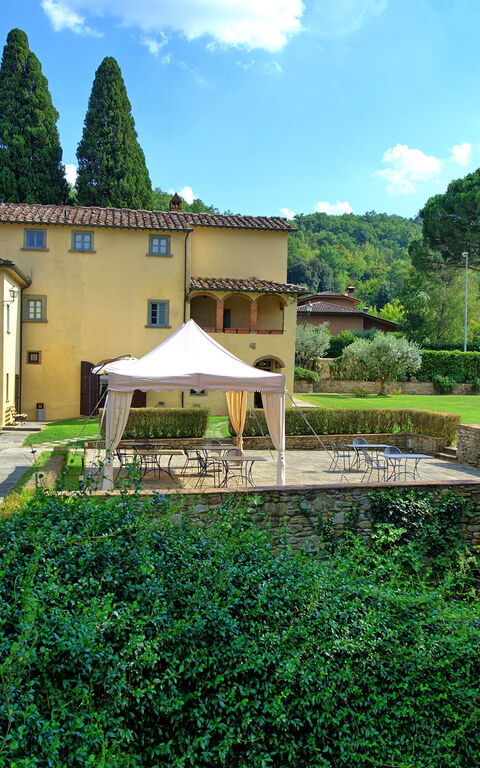 Santa Flora: Garden, Outdoor