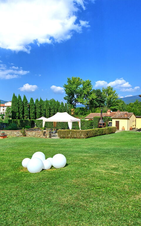 Santa Flora: Garden, Outdoor